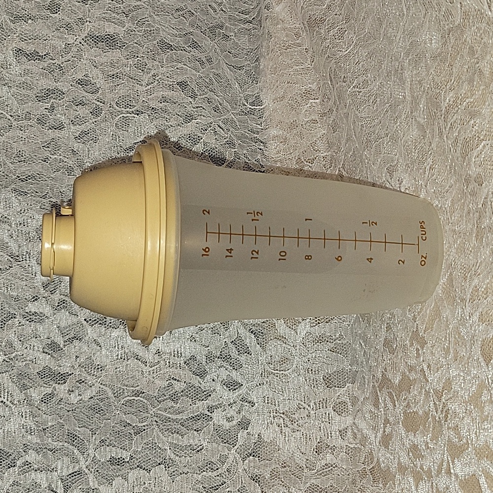 Tupperware: Quick Shake Cup With Lid